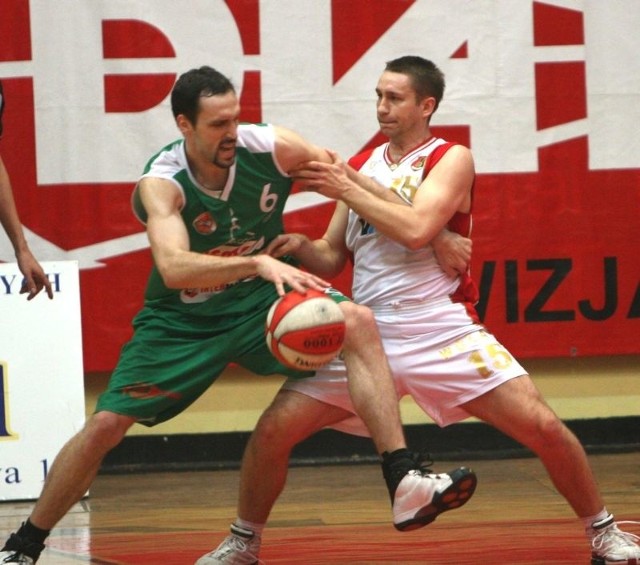 Koszykarze Stali Stalowa Wola (z prawej Rafał Partyka) czekają na decyzję, czy zagrają w ekstraklasie.