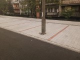 Olkusz. Nowe miejsce parkingowe ze... słupami pośrodku