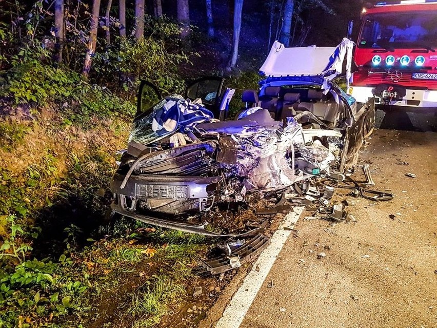 DK 75. Makabryczne zderzenie na objeździe Justu. Kierowcę skody strażacy wycinali z wraku auta