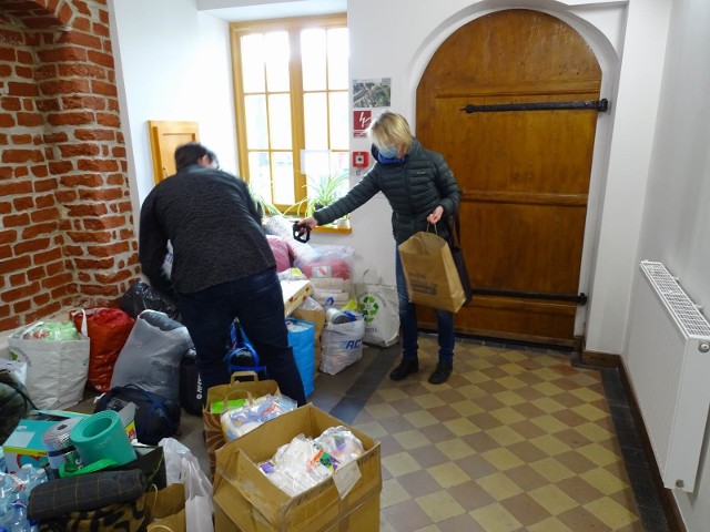 W kamienicy Grudziądzka 36 w Chełmnie trwa zbiórka darów dla Ukraińców. Zbiórkę prowadzi też OSP Chełmno