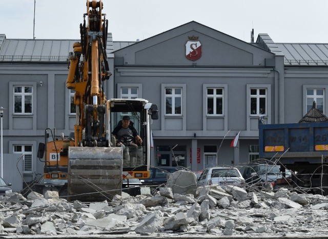 W Zwoleniu ruszyły prace przy budowie fontanny, trwa rozbiórka sceny plenerowej w centrum miasta.