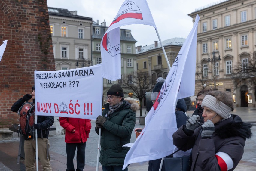 Protest w Krakowie. Domagają się powrotu dzieci sprzed komputerów do szkolnych ławek