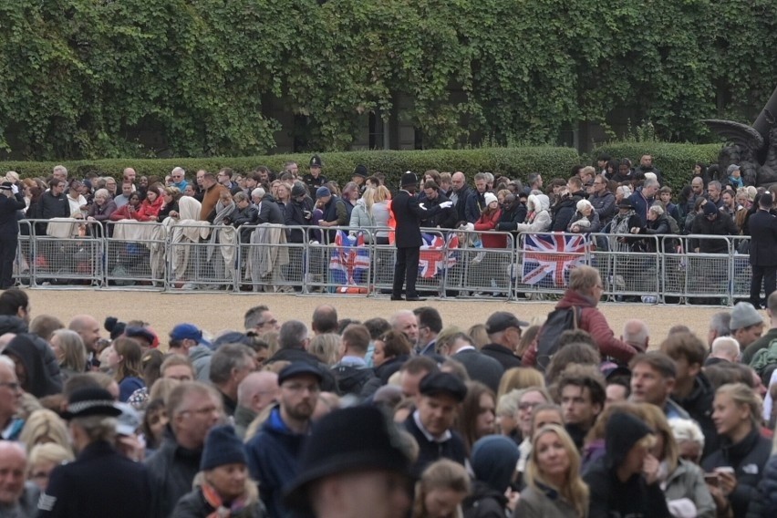 Pogrzeb królowej Elżbiety II. Władczyni Wielkiej Brytanii pożegnana przez tłumy