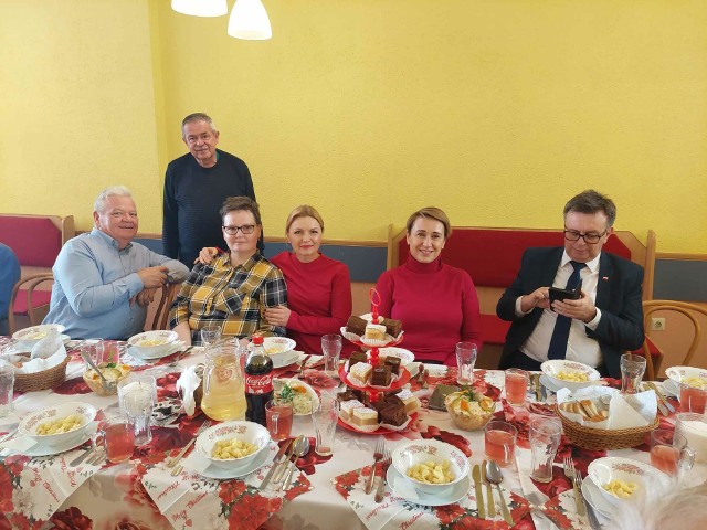 Spotkanie opłatkowe osób niewidomych we Włoszczowie. Gośćmi byli między innymi starosta Dariusz Czechowski i dyrektor Ośrodka Pomocy Społecznej Marta Grabiec. Więcej na następnych zdjęciach >>>