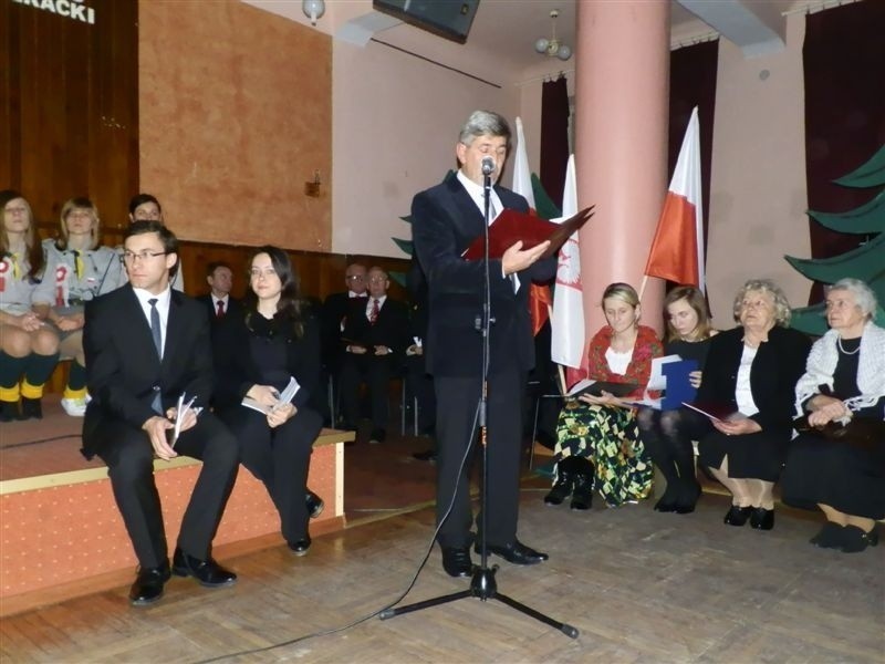 Nagrodzone wiersze czytali członkowie Teatru Trzech Pokoleń....