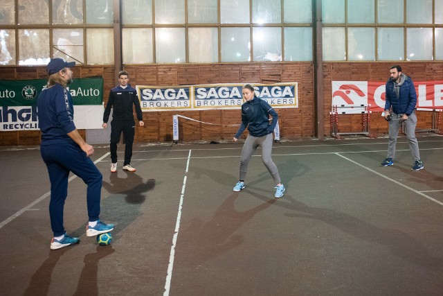 Magda Linette rozpoczęła środowy trening od... gry w piłkę. Potem już jednak w ruch poszła rakieta tenisowa