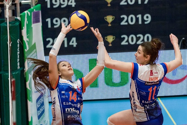 W półfinale Tauron Ligi, Grupa Azoty Chemik Police zwyciężyła z E. Leclerc Moya Radomka. Tym samym po dwóch wygranych, policzanki zagrają w finale, ale radomiankom przyjdzie grać w meczach o trzecie miejsce.Grupa Azoty Chemik Police - E. Leclerc Moya Radomka Radom 3:1 (22:25, 25:18, 25:23, 26:24)Grupa Azoty Chemik: Kowalewska 1, Brakocevic-Canzian 19, Grajber 7, Strantzali 3, Kąkolewska 2, Baijens, Maj-Erwawrdt (libero) oraz Mędrzyk 21, Jack Kisal 8, Bałdyga, M. Łukasik.E.Leclerc Moya Radomka: Skorupa 1, Honorio 26, Bjelica 16, Samara 5, Bałucka 3, J. Łukasik 17, Witkowska (libero) oraz Twardowska, Picussa 1, Zaborowska.MVP meczu: Natalia Mędrzyk (Grupa Azoty Chemik). Było to drugie spotkanie półfinałowe. Przypomnijmy, że w pierwszym pojedynku Chemik wygrał w Radomiu 3:0. W czwartkowym rewanżu zespół z Radomia zagrał dużo lepiej. Podjął rękawice i już w pierwszym secie gospodynie przekonały się, że to nie będzie spacerek. Radomianki nieźle zagrały szczególnie w ataku i wygrały do 22. Drugi srt to już dominacja policzanek, ale w kolejnym Radomka była bardzo blisko do objęcia w tym meczu prowadzenia. Walka trwała do samego końca. W czwartym secie Chemik prowadził już 20:15 i wydawało się, że jest już po meczu, ale nasz zespół ambitnie odrobił straty i doprowadził do wyrównania 24:24. Szkoda, że zabrakło zimnej krwi, bo mogło dojść do tie breaka. Mistrzynie Polski ostatecznie awansowały i zagrają o złoto. E. Leclerc Moya Radomka mimo przegranej, też może ten sezon zaliczyć do udanych, bo zagra o brązowy medal. To wielki sukces żeńskiej siatkówki w Radomiu.W piątek w drugim półfinale, ŁKS Commercecon Łódź zagra z Developresem SkyRes Rzeszów. Przegrany tej rywalizacji będzie grać o brąz z radomską drużyną. Pierwszy mecz wygrał ŁKS.ZOBACZ ZDJĘCIA Z MECZU>>>