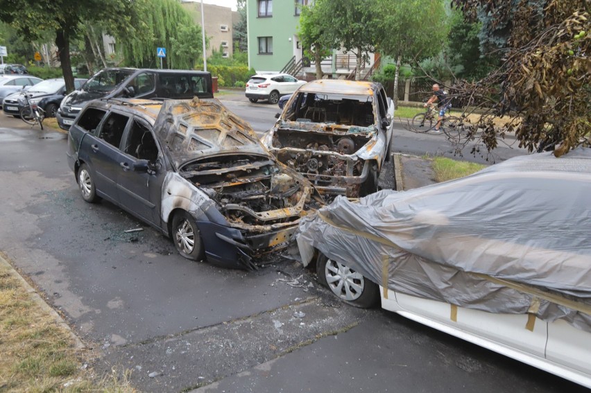 Pożar trzech samochodów na wrocławskiej Różance