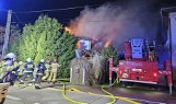 Pożar domu w Izbicku. Z ogniem walczyło osiem zastępów straży pożarnej. Straty sięgają 200 tys. zł