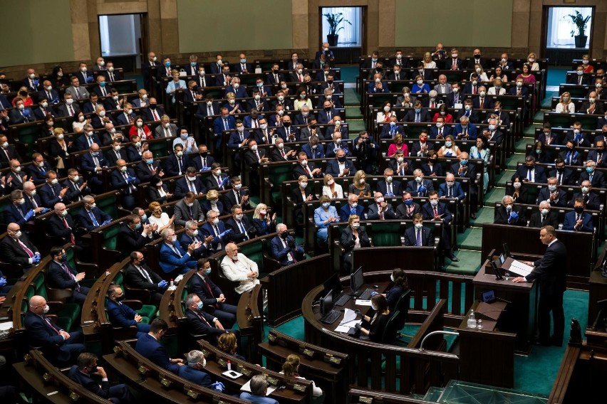 Politycy przegłosowali dla siebie w Sejmie...