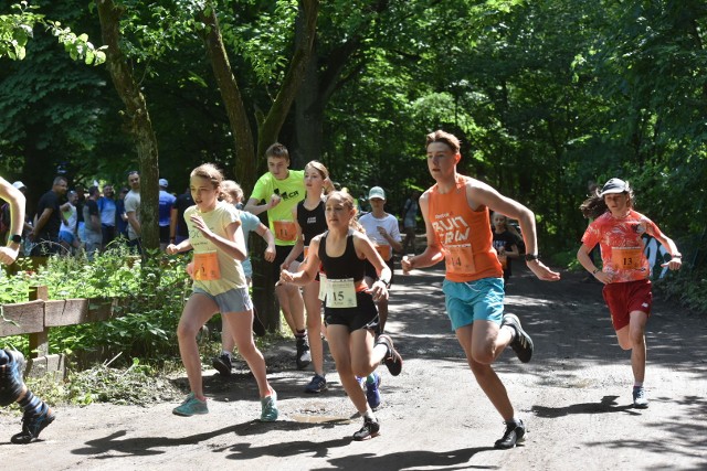 Cross Barbarka 2022. W niedzielę 12 czerwca odbyła się druga edycja leśnego biegi na Barbarce. Pogada dopisała, chętnych do rywalizacji nie zabrakło. Zobaczcie zdjęcia!Na następnych zdjęciach kolejne informacje. Aby przejść do galerii, przesuń zdjęcie gestem lub naciśnij strzałkę w prawo.