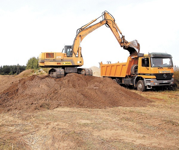 Przy jedenastce od strony Turowa jedna ze szczecineckich firm szykuje plac pod składowanie materiałów budowlanych.  