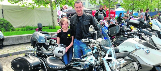 Adam Bolek i jego córka Alicja (na pierwszym planie) wzięli w tym roku udział w zlocie motocyklowym w Białobrzegach. Podczas zlotu motocykliści zrobili rundę po drogach w gminie.