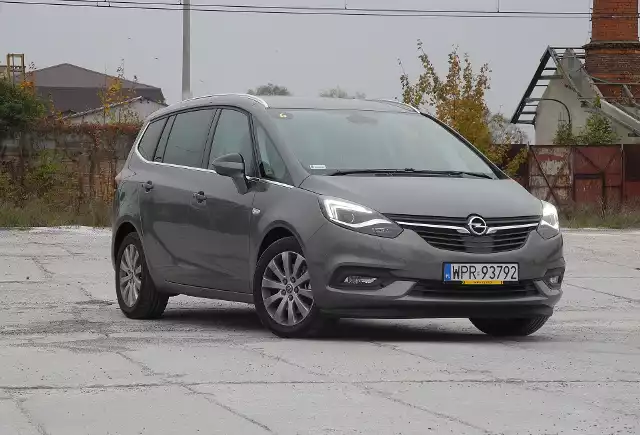 Opel Zafira W porównaniu do poprzednika zmian jest sporo - zewnętrznych, w kabinie, jak i pod względem techniki. Cena najtańszej wersji rozpoczyna się od kwoty 79 950 zł.Fot. Wojciech Frelichowski