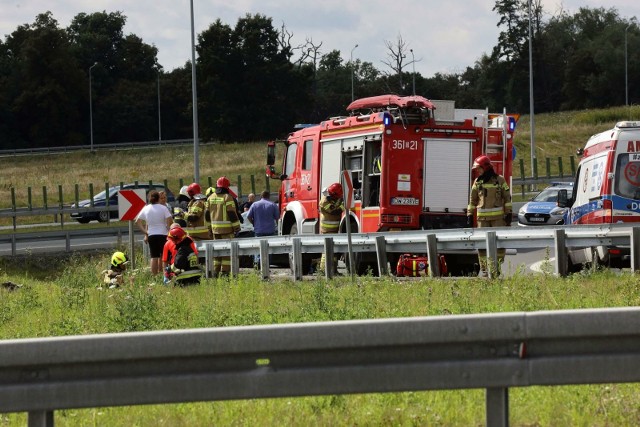 5 osób rannych to bilans tragicznego wypadku na drodze ekspresowej nr 11 w Jaryszkach pod Poznaniem. Do zdarzenia doszło około godziny 6:55, brały w nim udział dwa samochody osobowe.