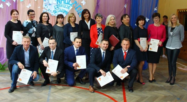 Nagrodzono piętnastu nauczycieli Zespołu Szkół numer 1 w Opatowie.