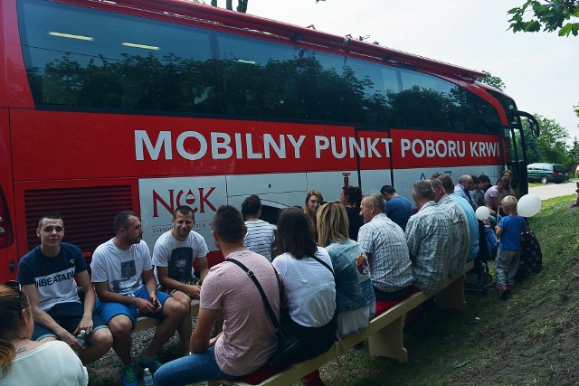 Do Murzynna przyjechał specjalny autobus - mobilny punkt poboru krwi z Regionalnej Stacji Krwiodawstwa i Krwiolecznictwa w Bydgoszczy. Każdy chętny mógł więc przyjść, oddać krew i tym samym wspomóc Karolinę.