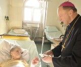 Biskup podzielił się opłatkiem z chorymi w szpitalu na Katowickiej w Opolu
