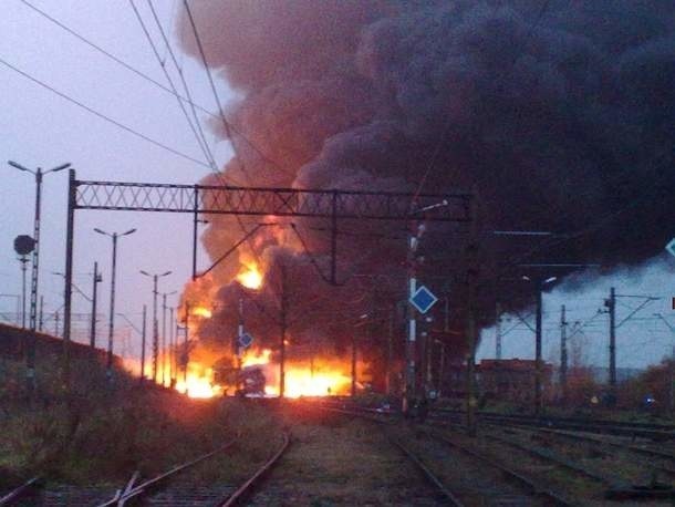 Zderzenie pociągów w BialymstokuDwa pociągi zderzyly sie na wiadukcie przy Hetmanskiej. Zapalilo sie paliwo. Nad Bialymstokiem luna ognia.