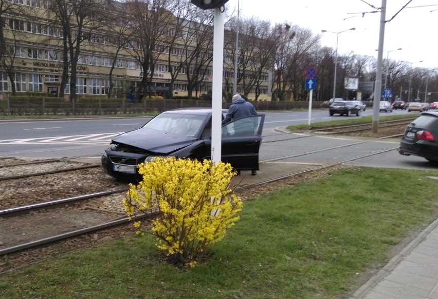 Po zderzeniu auta zablokowały torowisko 