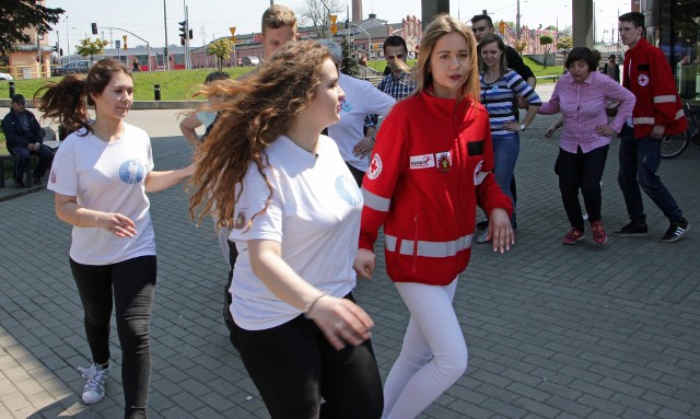 Festyn z atrakcjami zorganizowany przez grudziądzki Polski Czerwony Krzyż w plenerze.
