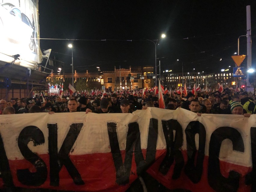 Marsz narodowców we Wrocławiu rozwiązany. Są ranni, wśród nich policjant. Dutkiewicz: Brak wsparcia policji. Ta odpowiada: Był pan tam?