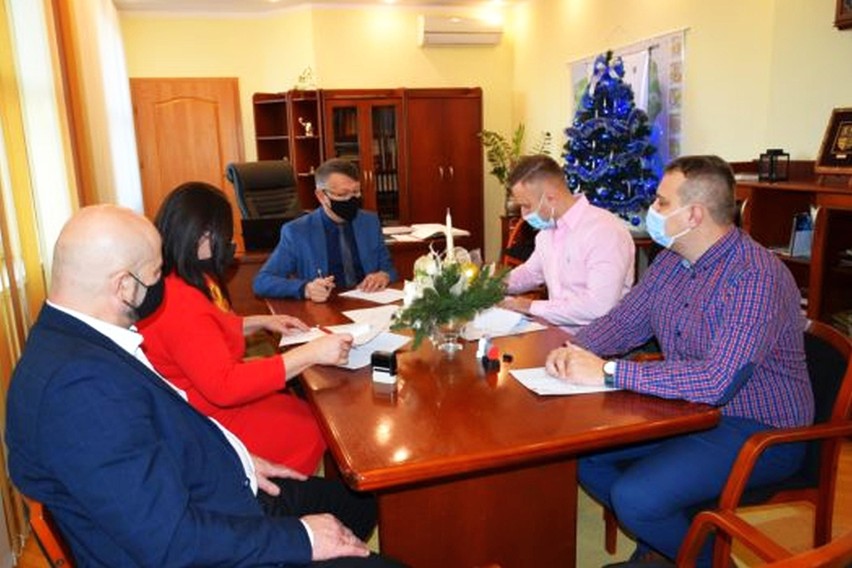 Podpisanie umowy na trzy linie komunikacyjne w gminie Mirzec