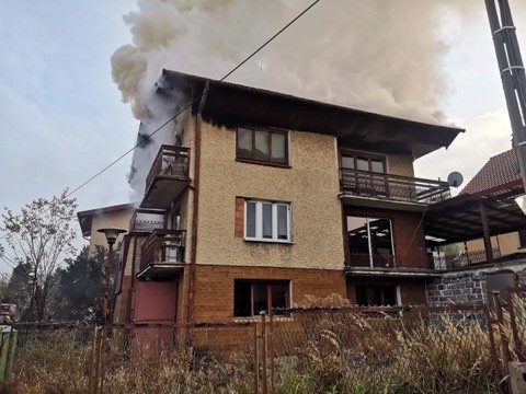 Płonął budynek mieszkalny na osiedlu Lekarka w Wieliczce. W akcji gaśniczej uczestniczyło ponad 50 strażaków z PSP i OSP