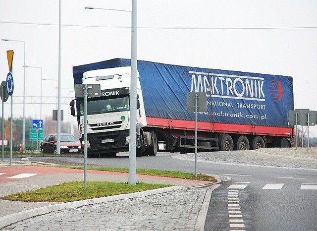 Kostka granitowa wokół ronda w Dolnej Grupie jest ułożona za wysoko, dlatego drogowcy ją obniżą