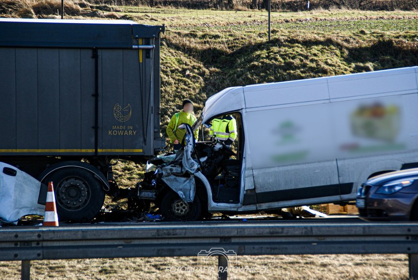 Morawica. Wypadek na autostradzie A4 z udziałem ciężarówki. Ranna osoba została zakleszczona w samochodzie