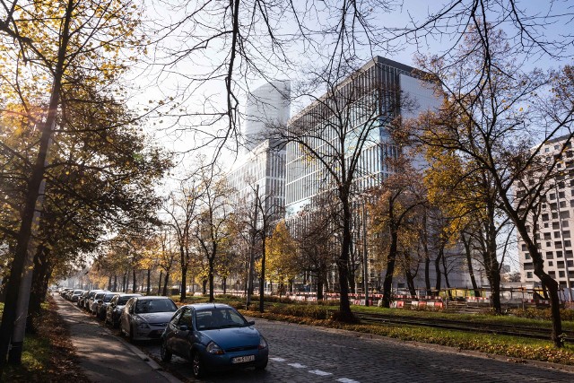 Przy ulicy Powstańców Śląskich powstaje centrum biurowe. Kolejne budynki są prawie skończone, a niektóre już zdobyły nagrody