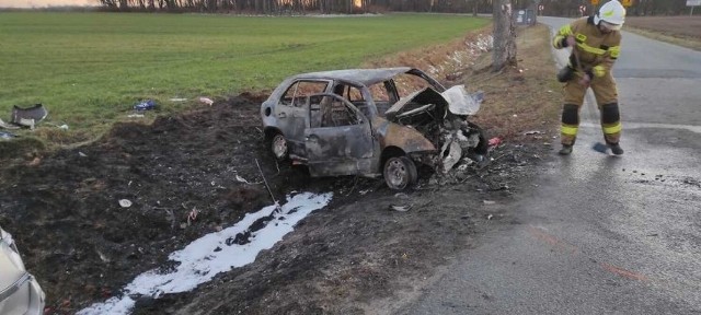 Poważny wypadek w powiecie braniewskim. Opel uderzył w skodę. Auto doszczętnie spłonęło! Dwie osoby trafiły do szpitala. ZDJĘCIA