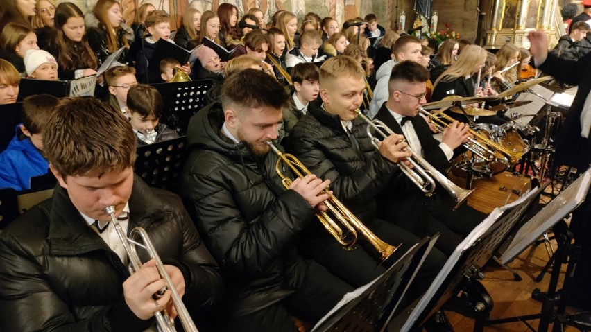 Mazureczek koncertował dla św. Cecyli, swoich gości, sponsorów oraz fanów chóru i zespołu