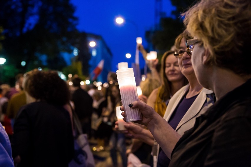 Łańcuch Światła w Warszawie [ZDJĘCIA] Demonstracja przed Pałacem Prezydenckim i marsz przed Sejm