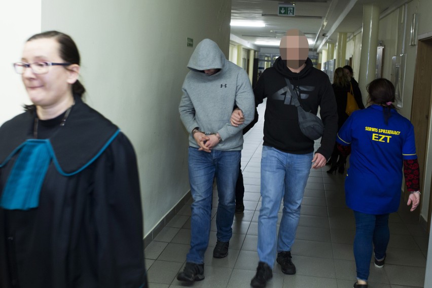 Mężczyźni podejrzewani o zaatakowanie policjantów zostali doprowadzeni do krakowskiego sądu 