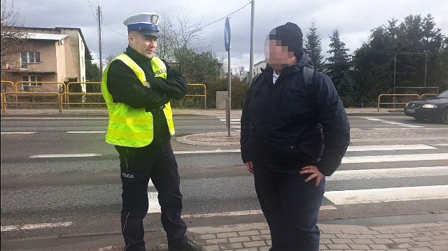 Ten pieszy, który załamał przepisy został pouczony przez policjanta z "drogówki"