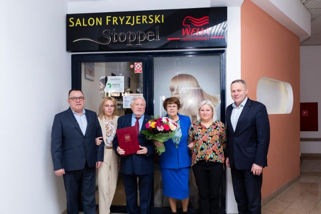Z okazji rocznicy ślubu odwiedził państwa Stoppel prezydent Bydgoszczy Rafał Bruski. Miał okazję ostrzyc się u seniora rodu.