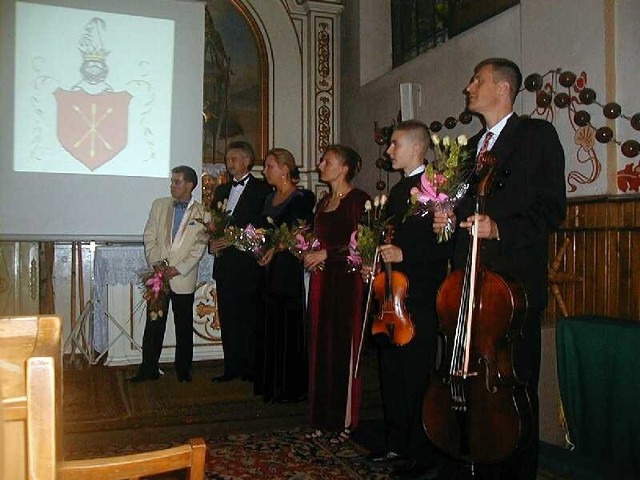 Publiczność w poniedziałkowy wieczór szczególnie gorąco oklaskiwała jednego z młodszych wykonawców Piotra Szeflera grającego na skrzypcach. (drugi z prawej)