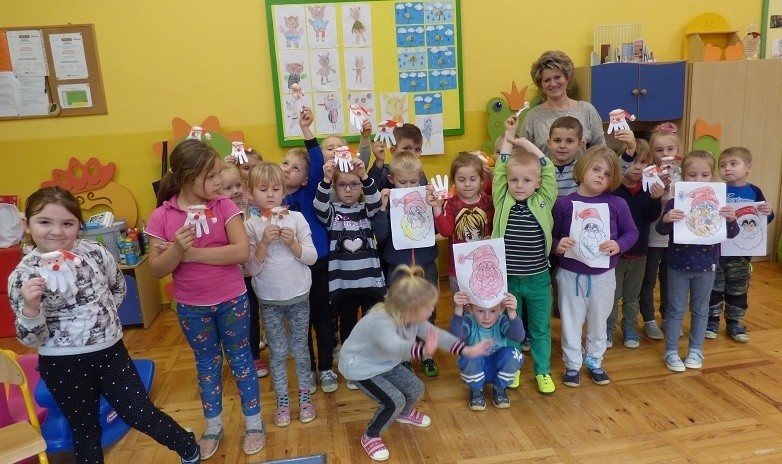 Anna Szostak z dziećmi z oddziału przedszkolnego w...