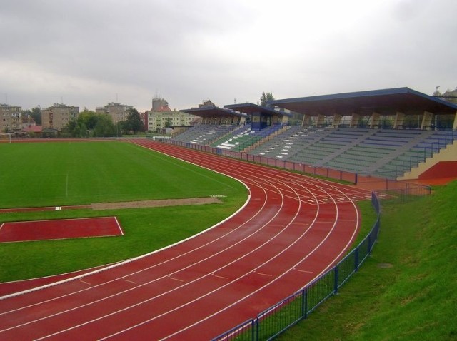 Widok na trybunę stadionu miejskiego w Ełku.