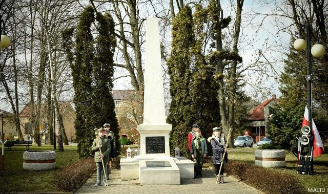 Apel Pamięci - ku czci Żołnierzy Wyklętych odbył się przed Pomnikiem Niepodległości w Skalbmierzu.