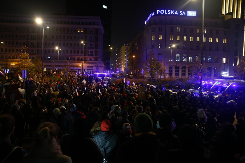 Strajk Kobiet. Warszawa: Policja użyła wobec protestujących gazu pieprzowego. Przepychanki na pl. Powstańców. Zdjęcia i wideo