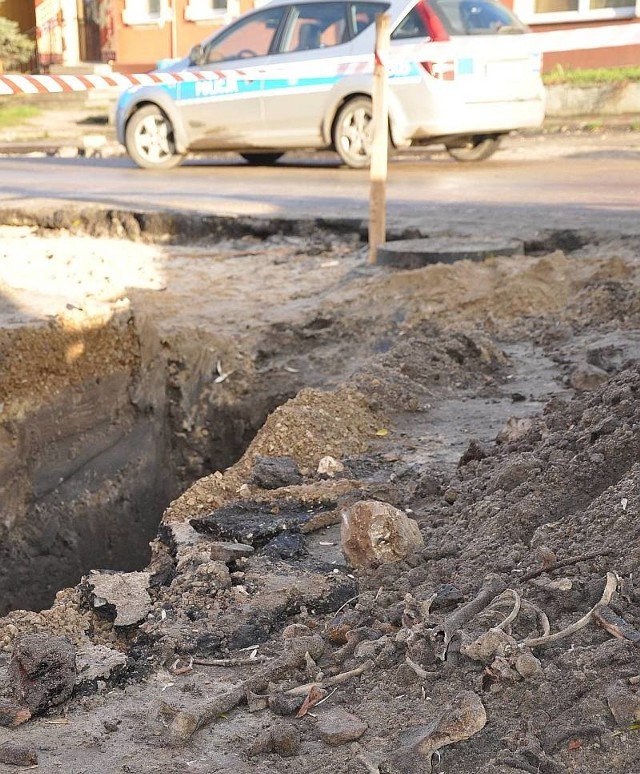 Na fragmenty szkieletu natrafiono na połanieckim rynku podczas budowy kanalizacji. Z opowiadań mieszkańców wynika, że może być to ofiara II wojny światowej