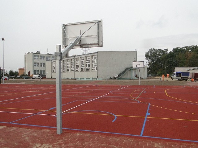 Nowe boiska przy szkole podstawowej i gimnazjum w Potworowie są już gotowe.