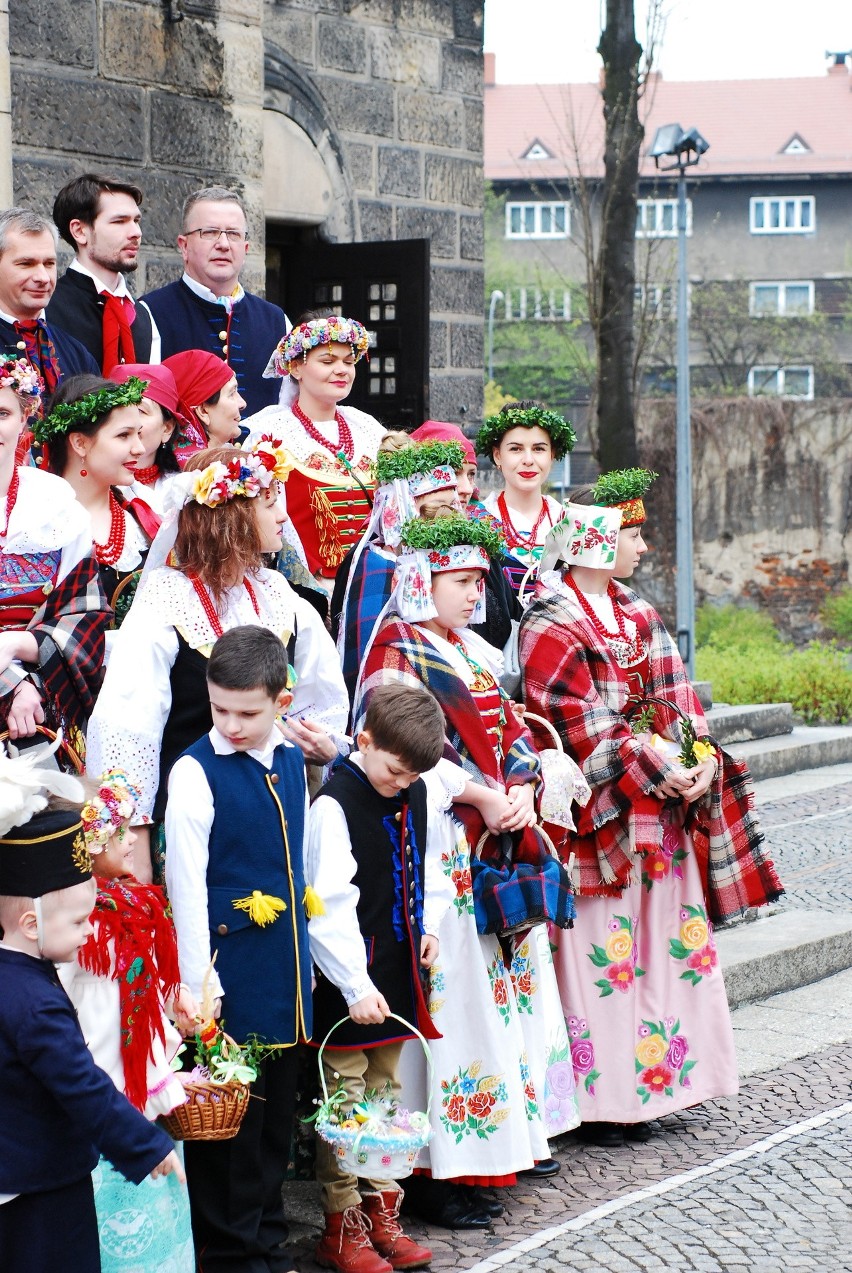 W Bytomiu-Rozbarku święcili pokarmy wielkanocne w strojach...