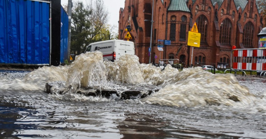 W wielu miejscach w Bydgoszczy padający deszcz spowodował...