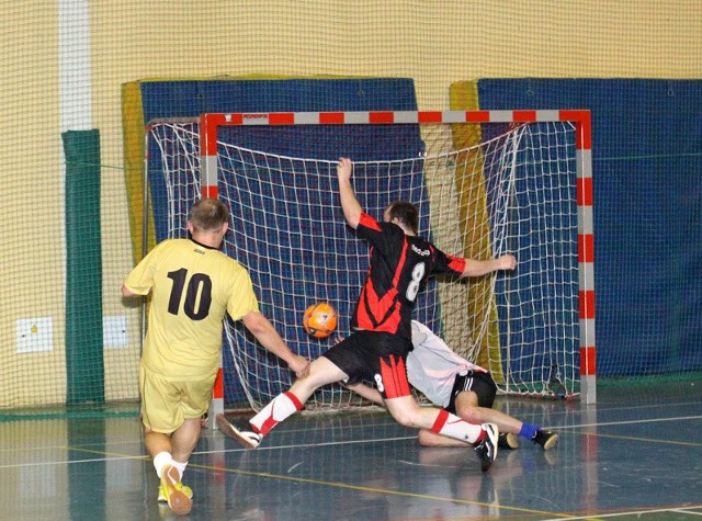 Maciej Tyczyński w żółtej koszulce, w meczu ECS Inowrocław - Drowy 8:2 (3:0) zdobył cztery gole dla zwycięzców.