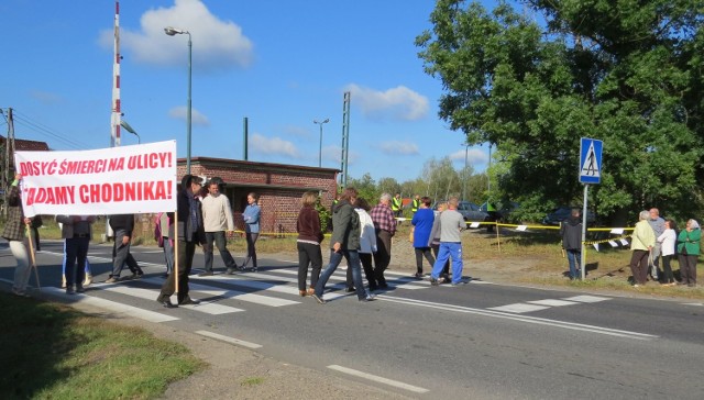 Mieszkańcy przez kilkanaście minut przechodzili na przejściu dla pieszych przy torach kolejowych w Myślinie, przepuszczając samochody.