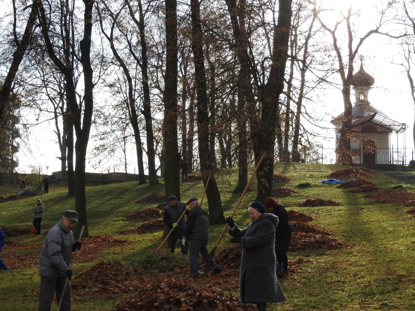 Kilkudziesięciu wiernych posprzątało wzgórze św. Marii...