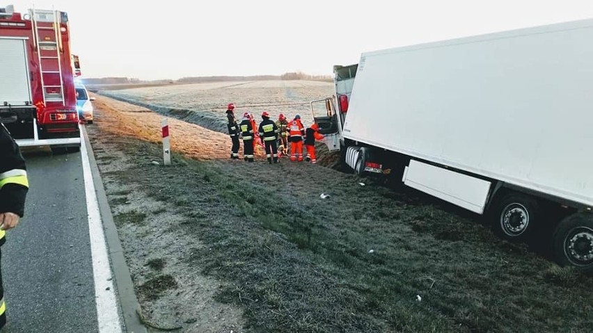 Gniazdowo. Wypadek na drodze wojewódzkiej nr 677. Ciężarówka wpadła do rowu. Ranny kierowca [ZDJĘCIA]